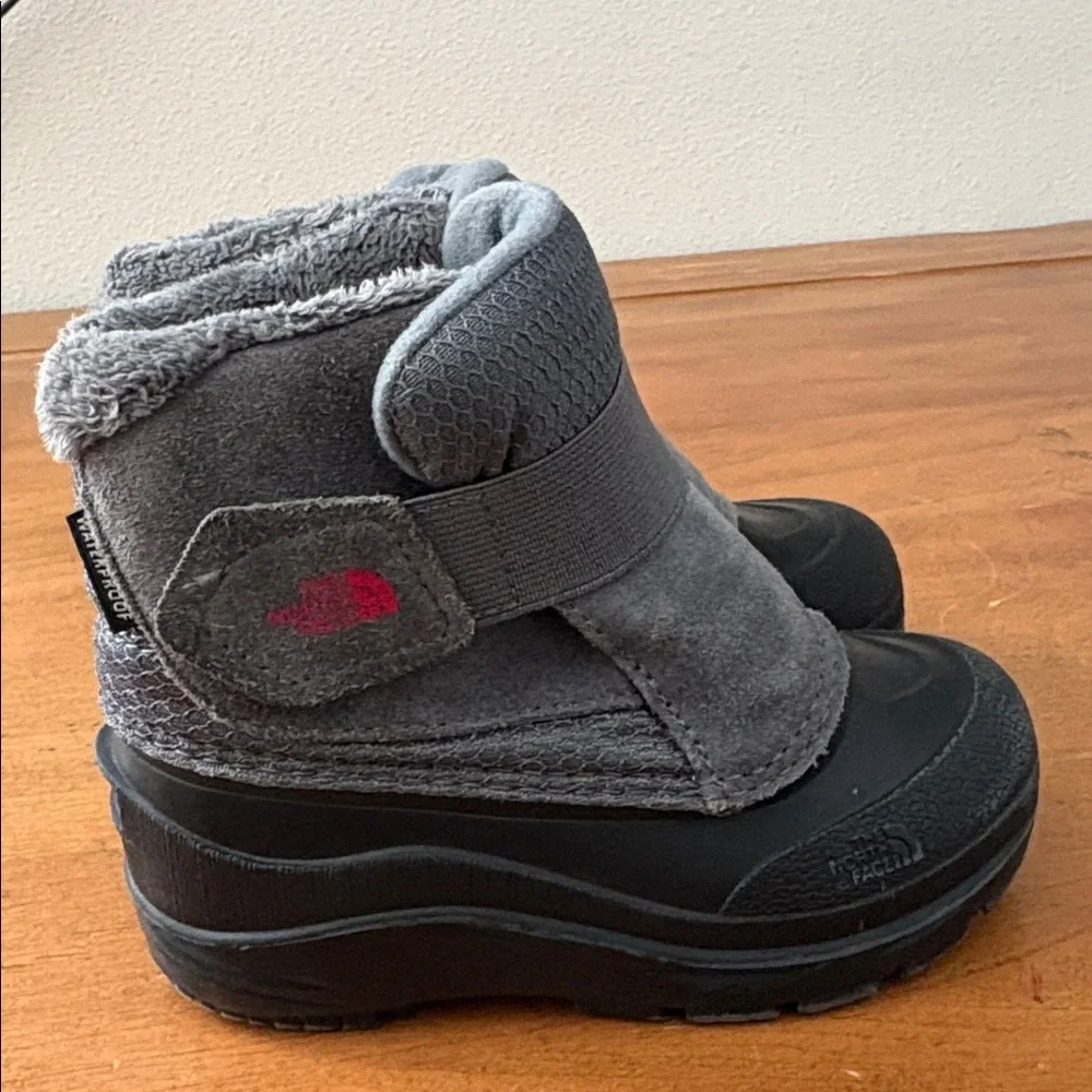 The North Face Alpenglow ll Kids Gray and Black Snow Boots Size 9